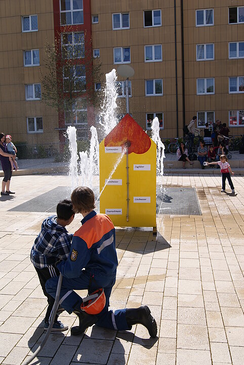 Wasserspiele mit der Feuerwehr Altstadt am Menzelplatz